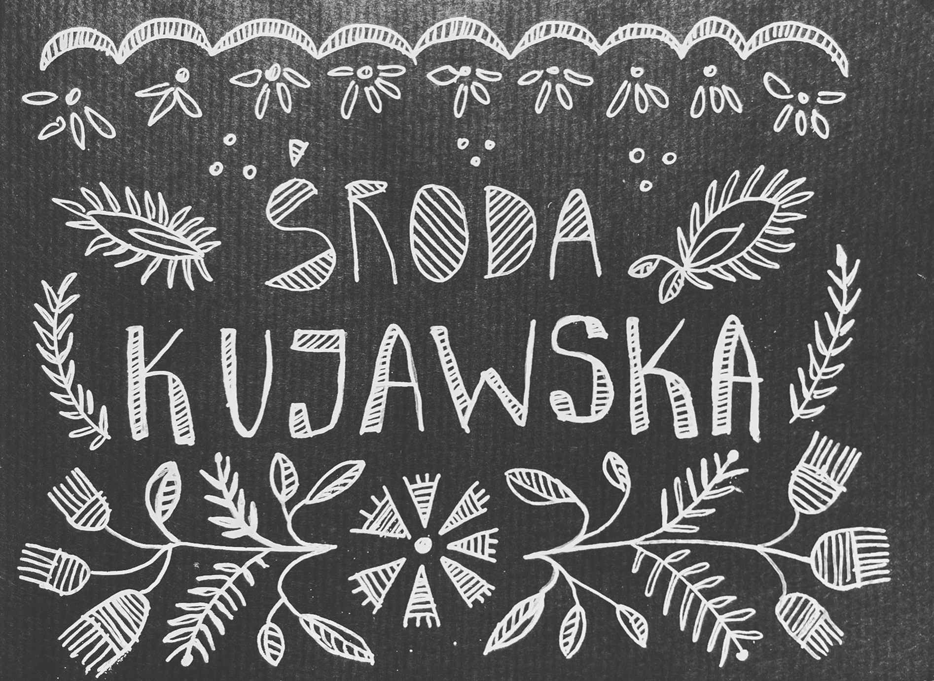 Grafika stylizowana na haft kujawski. W centrum napis Środa Kujawska