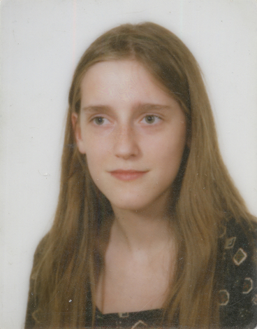 Portretowe zdjęcie Katarzyny Rosik w lat licealnych. 