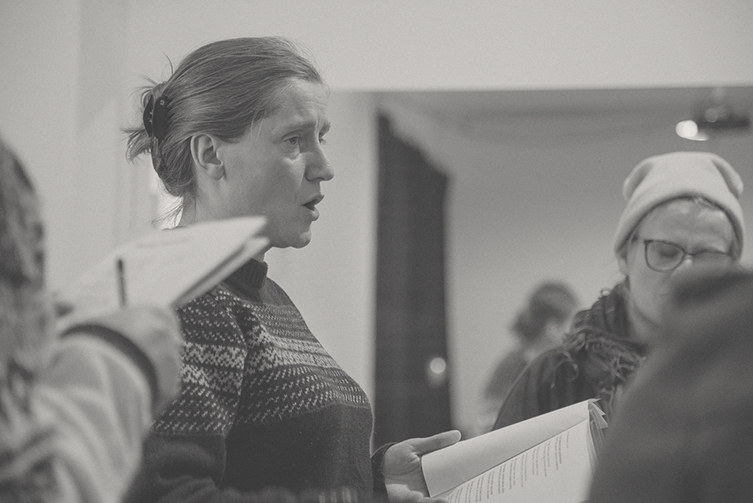 Kobieta śpiewa, scena z warsztatów.