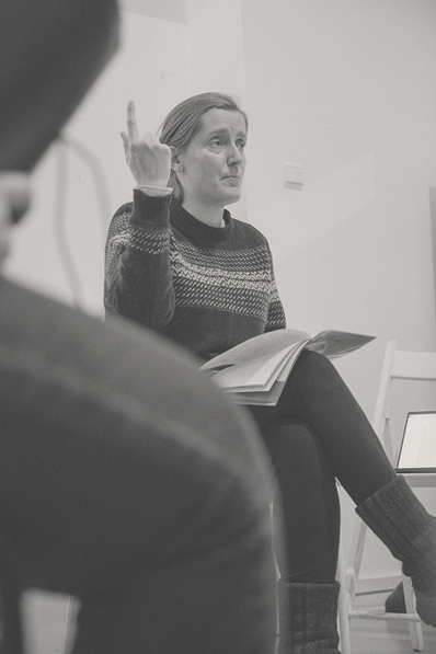 Kobieta śpiewa, scena z warsztatów.