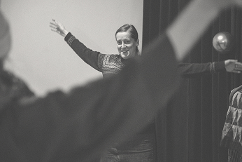 Kobieta śpiewa, scena z warsztatów.